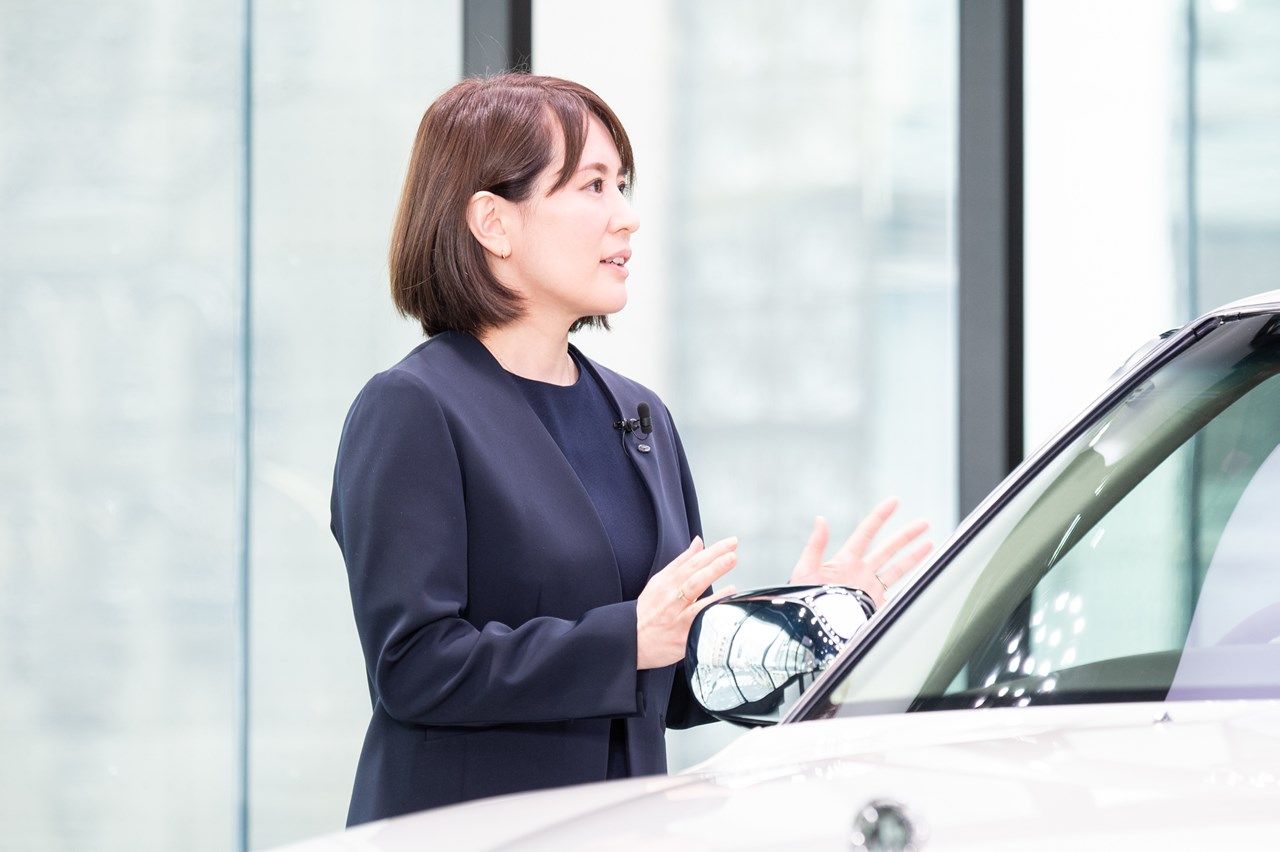 伊藤かずえさんと愛車の写真など（写真：日産自動車）