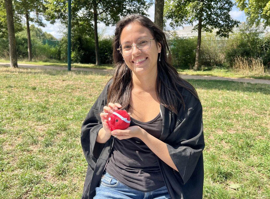 大阪で購入したタコのぬいぐるみを持って笑顔のエミリーさん（筆者撮影）