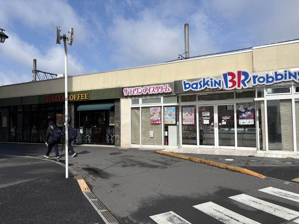 西口のカフェチェーン店（写真：筆者撮影）