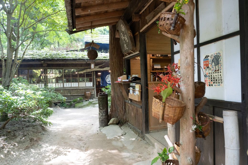 木の枝部分を生かした花籠掛け（筆者撮影）