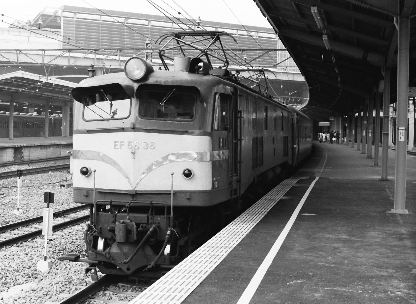 新大阪駅に停車するブルートレイン「彗星」（撮影：南正時）