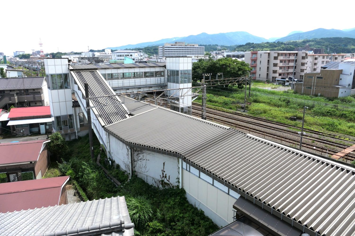 下りホームは跨線橋まで屋根がある（記者撮影）