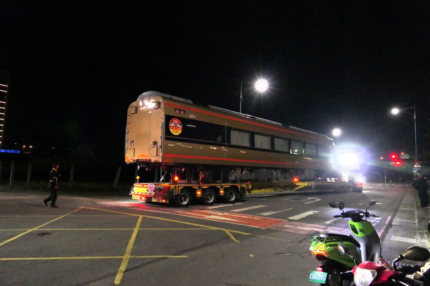 台北駅へ向けて出発するトレーラー（記者撮影）