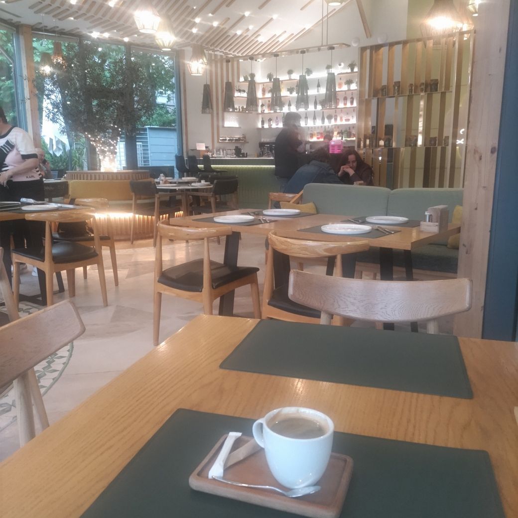 雨宿りで利用したカフェ。おしゃれ。珈琲は1杯500円。アルメニアでは高額な部類（筆者撮影）
