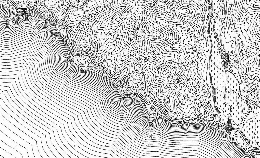豆相人車鉄道（後の熱海軌道）のルートが描かれた1898年の地形図。門川（右下）から大名崎を経由し稲村、伊豆山（左上）方面へ向かう軌道が描かれている（出典：1898年陸地測量部地形図）