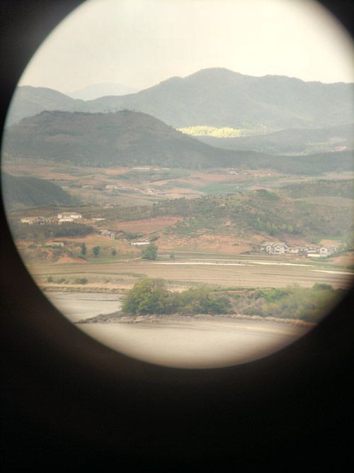 韓国・鰲頭山統一展望台の双眼鏡から見えた北朝鮮の景色（筆者撮影）