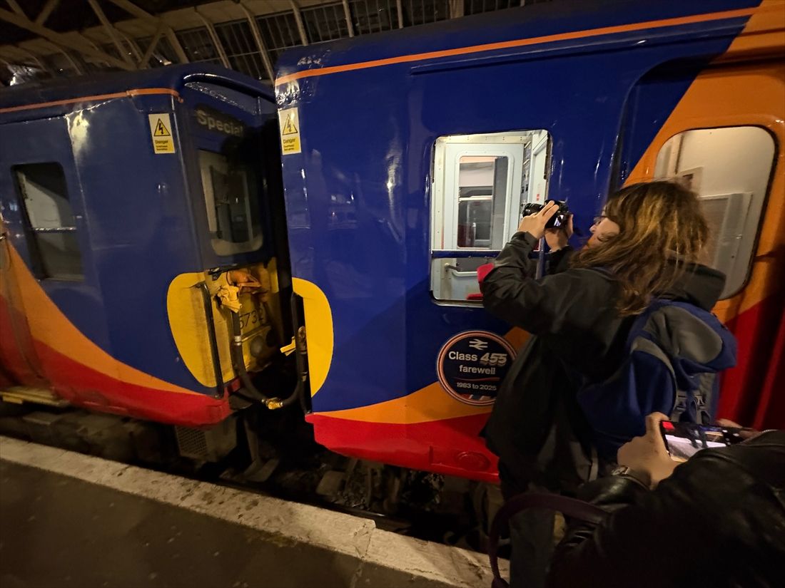 クラス455のロンドン・ウォータールー駅への最後の入線の際には多くの人々が車両にカメラを向けていた（筆者撮影）