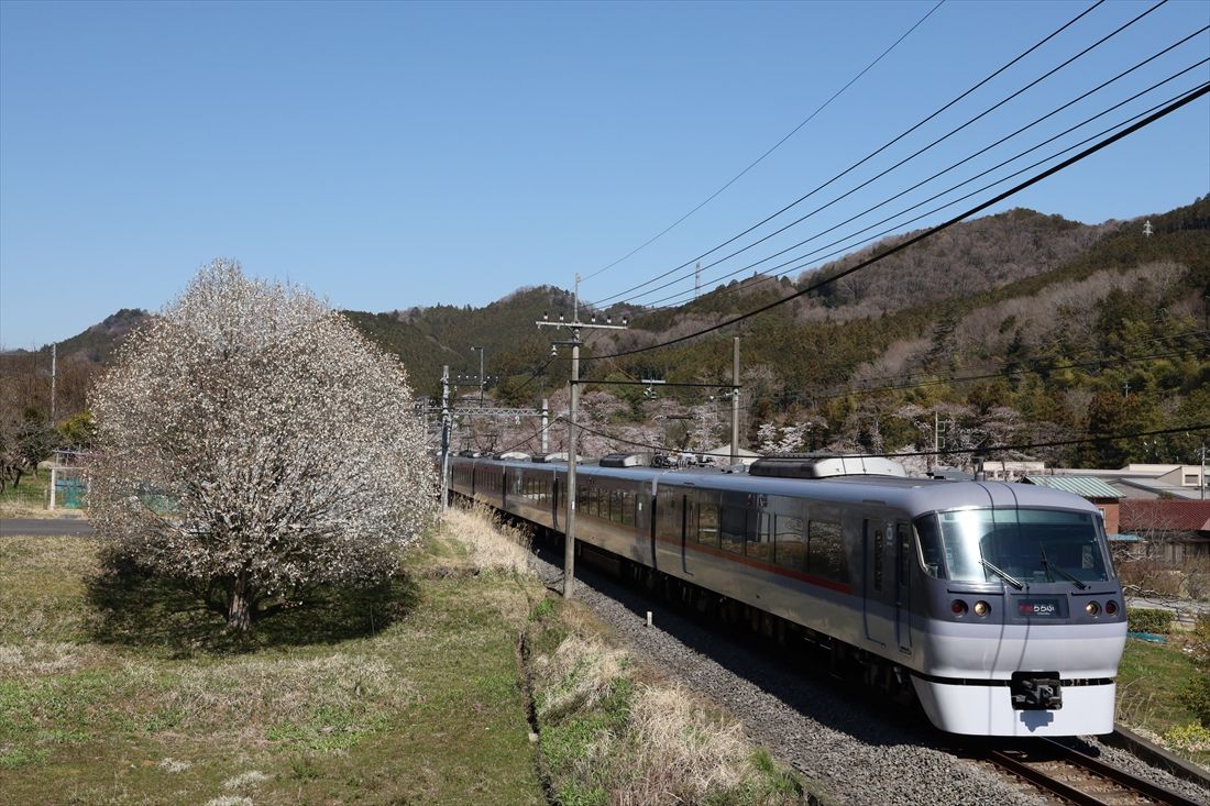 特急「ちちぶ」として走る10000系ニューレッドアロー（撮影：南正時）