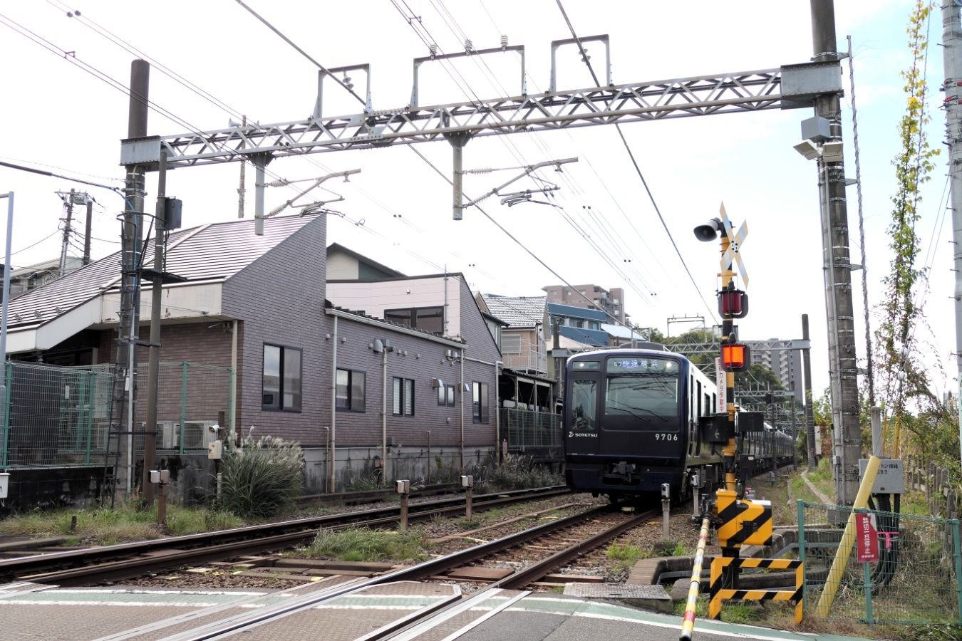 東口から入ってもすぐには電車に乗れない（記者撮影）