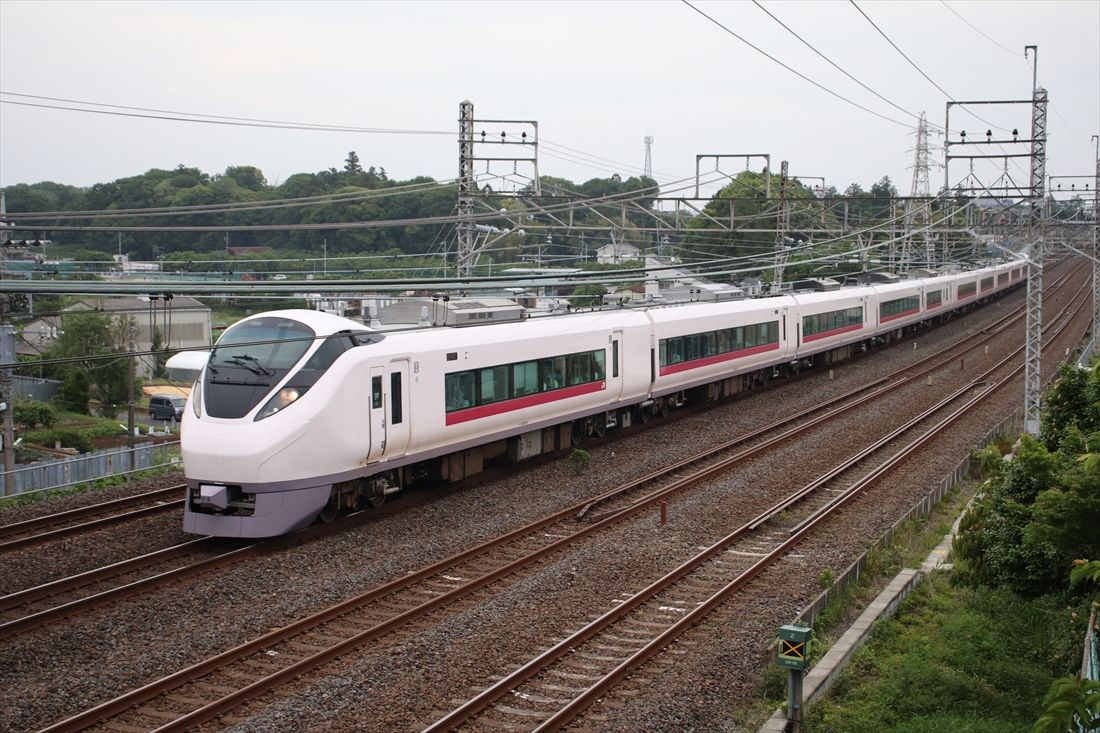 水戸方面からやってきた特急「ひたち」は交直両用車のE657系で運行されている（筆者撮影）