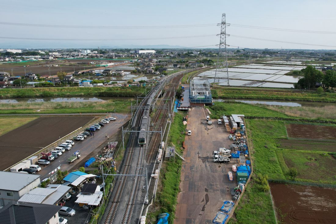 5月4・5日に行った線路切り換え工事後の古利根川橋梁付近。手前が東鷲宮（東京）側。列車が走っているのが上りの仮線、その右にある2本の線路が従来の線路だ（写真：JR東日本大宮支社）