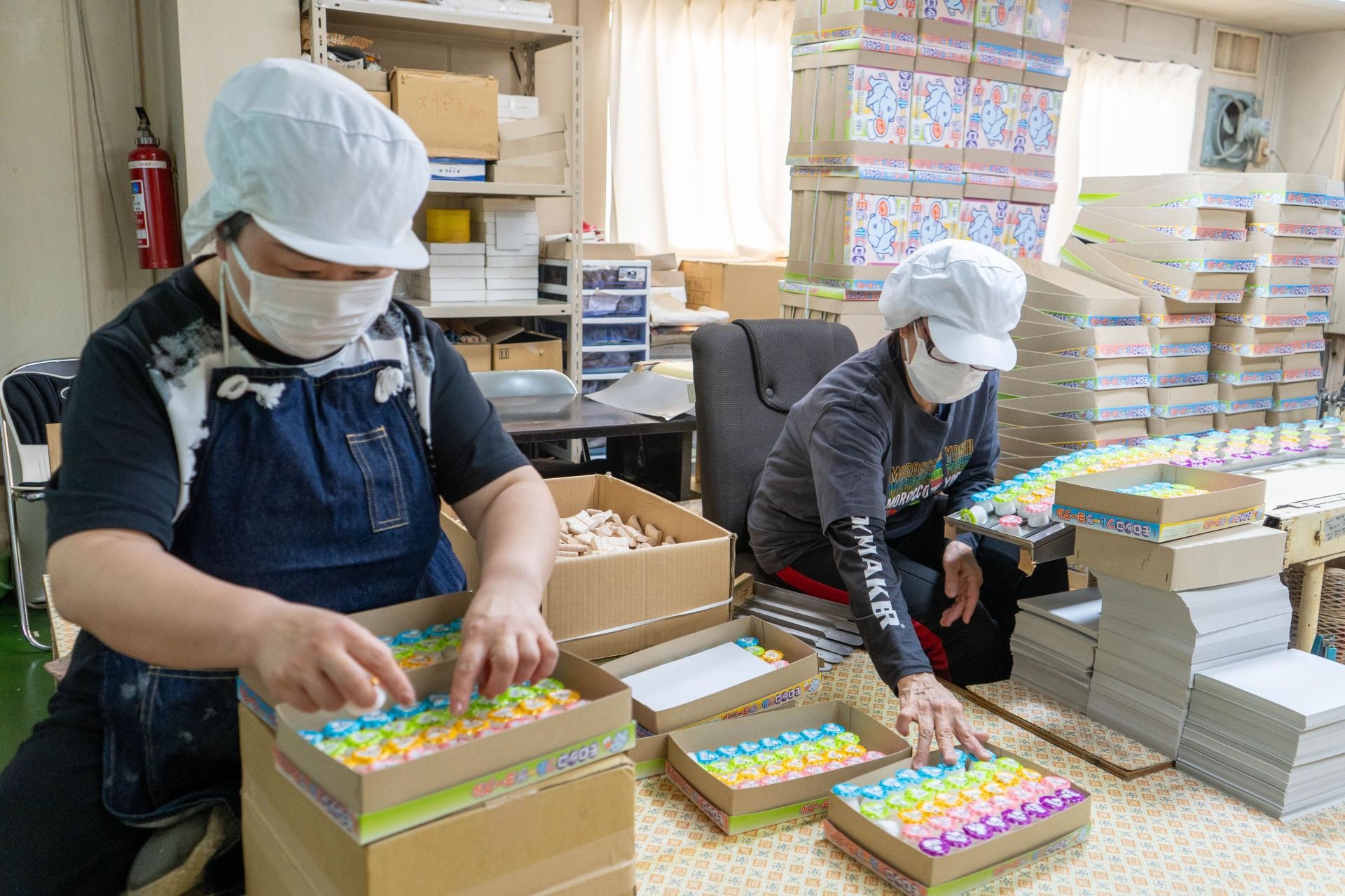 蓋の密閉具合の確認、箱詰め、紐がけなど、製造には手作業の工程が多い（写真：筆者撮影）