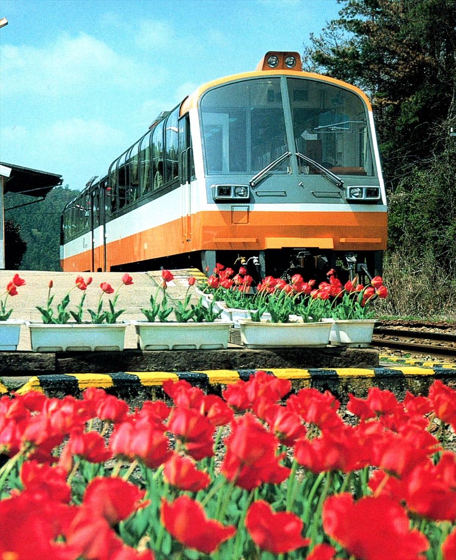 鵜川駅に停車するのと鉄道のパノラマ気動車NT800形の急行「のと恋路号」（撮影：南正時）