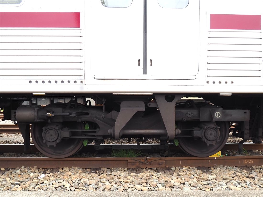 台車は「S型ミンデン式」の空気ばね台車だ（記者撮影）