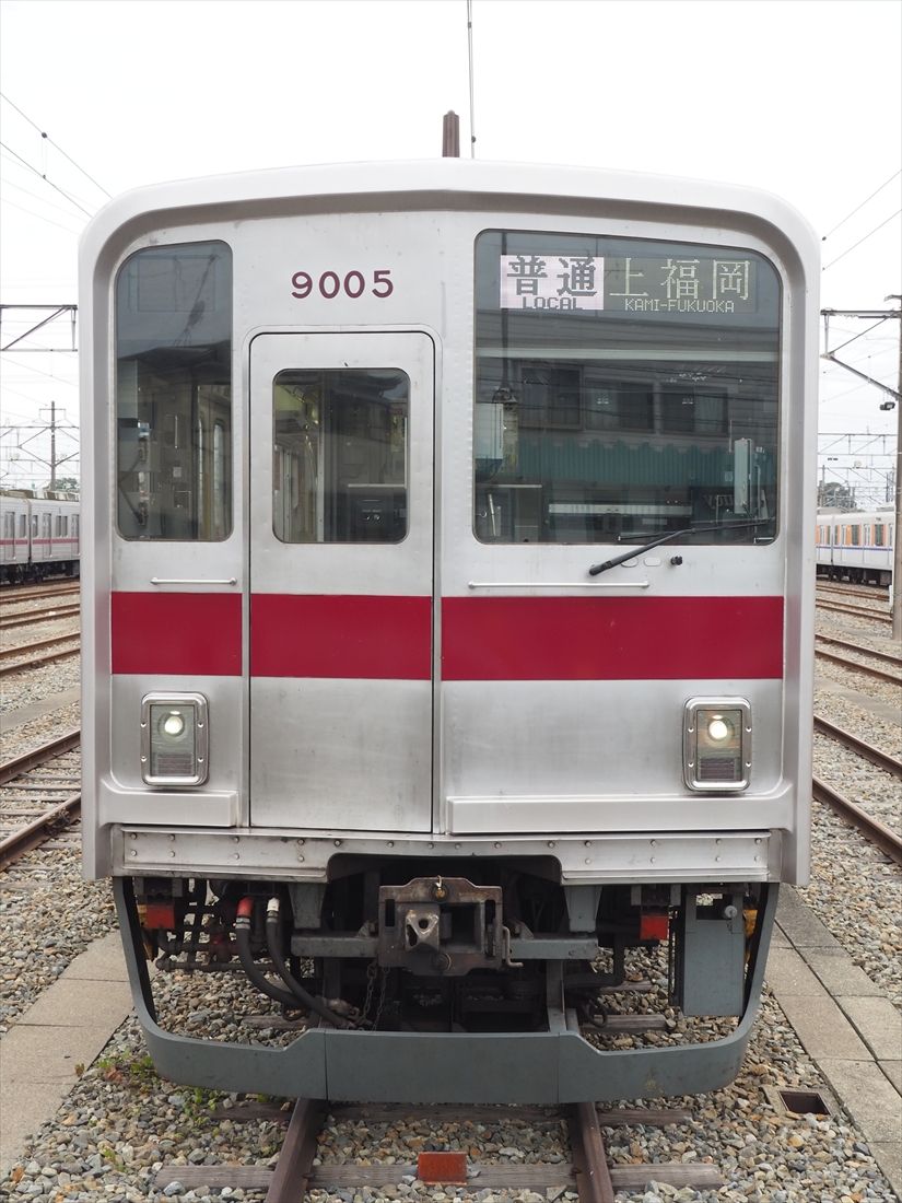 「普通　上福岡行き」の表示（記者撮影）