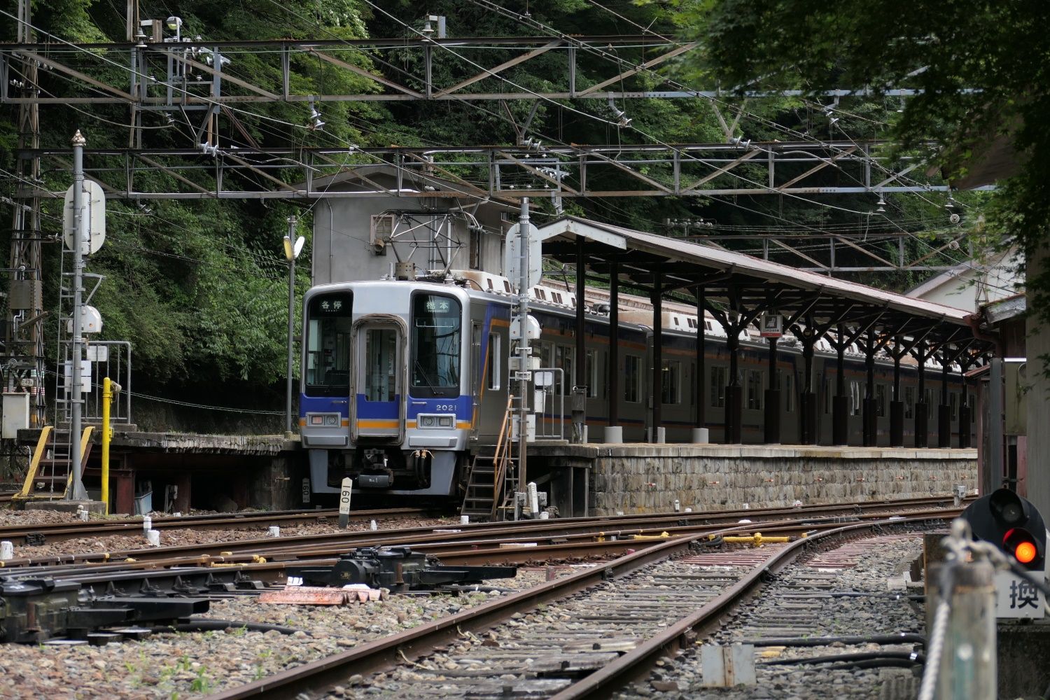 極楽橋駅のホーム（記者撮影）