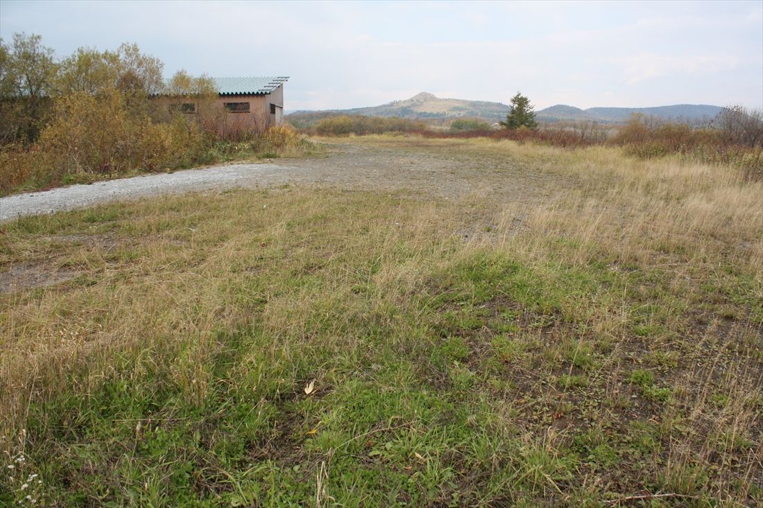 歌登駅の路盤は広大な空き地になって残る。工事凍結の直前に大量のレールや枕木が運び込まれたが、その姿はどこにもない（筆者撮影）