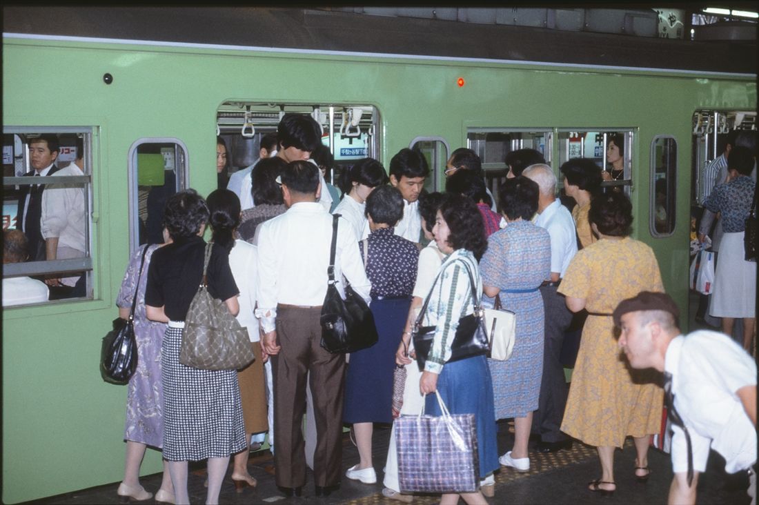 渋谷駅に到着した山手線外回り電車＝1976年（撮影：南正時）