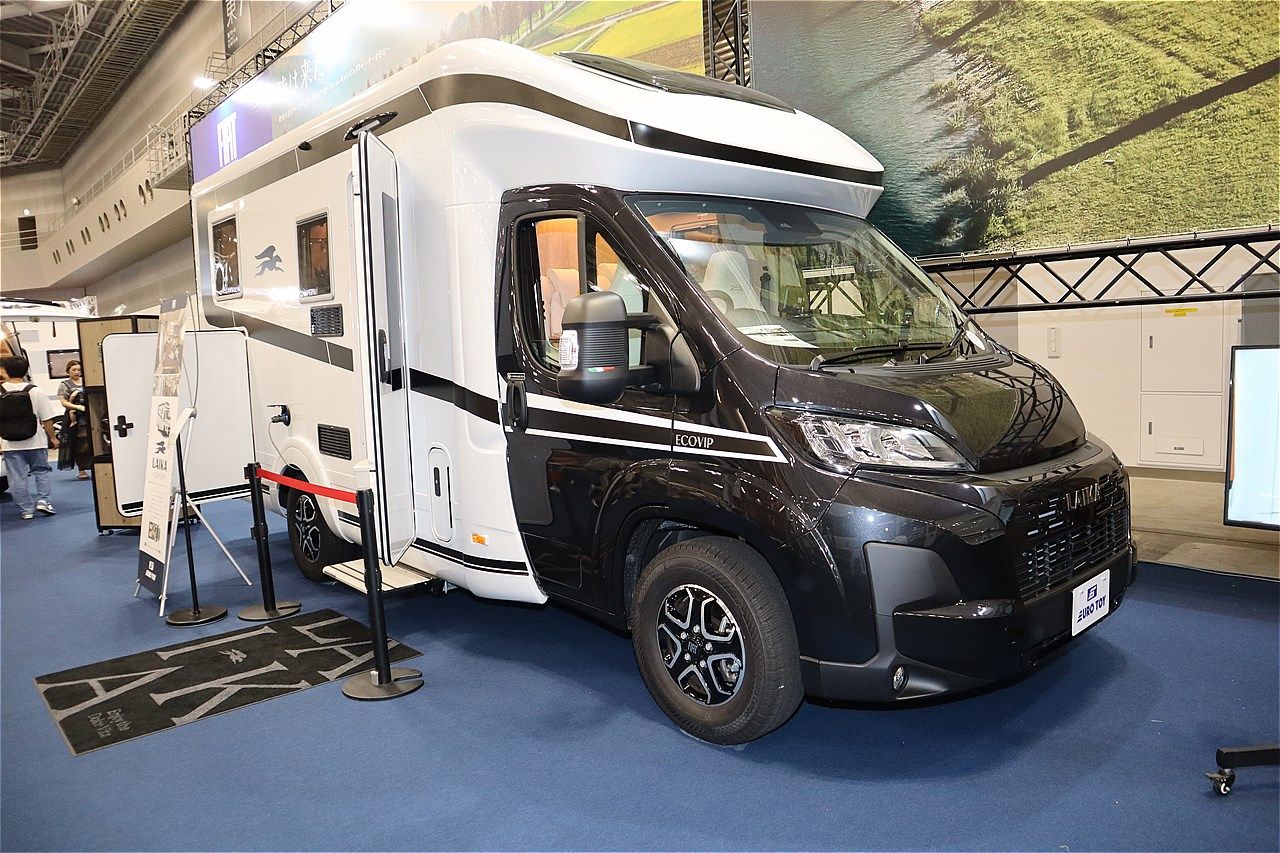 トイファクトリーが輸入販売するライカのキャンピングカー「エコビップ L2009」（筆者撮影）