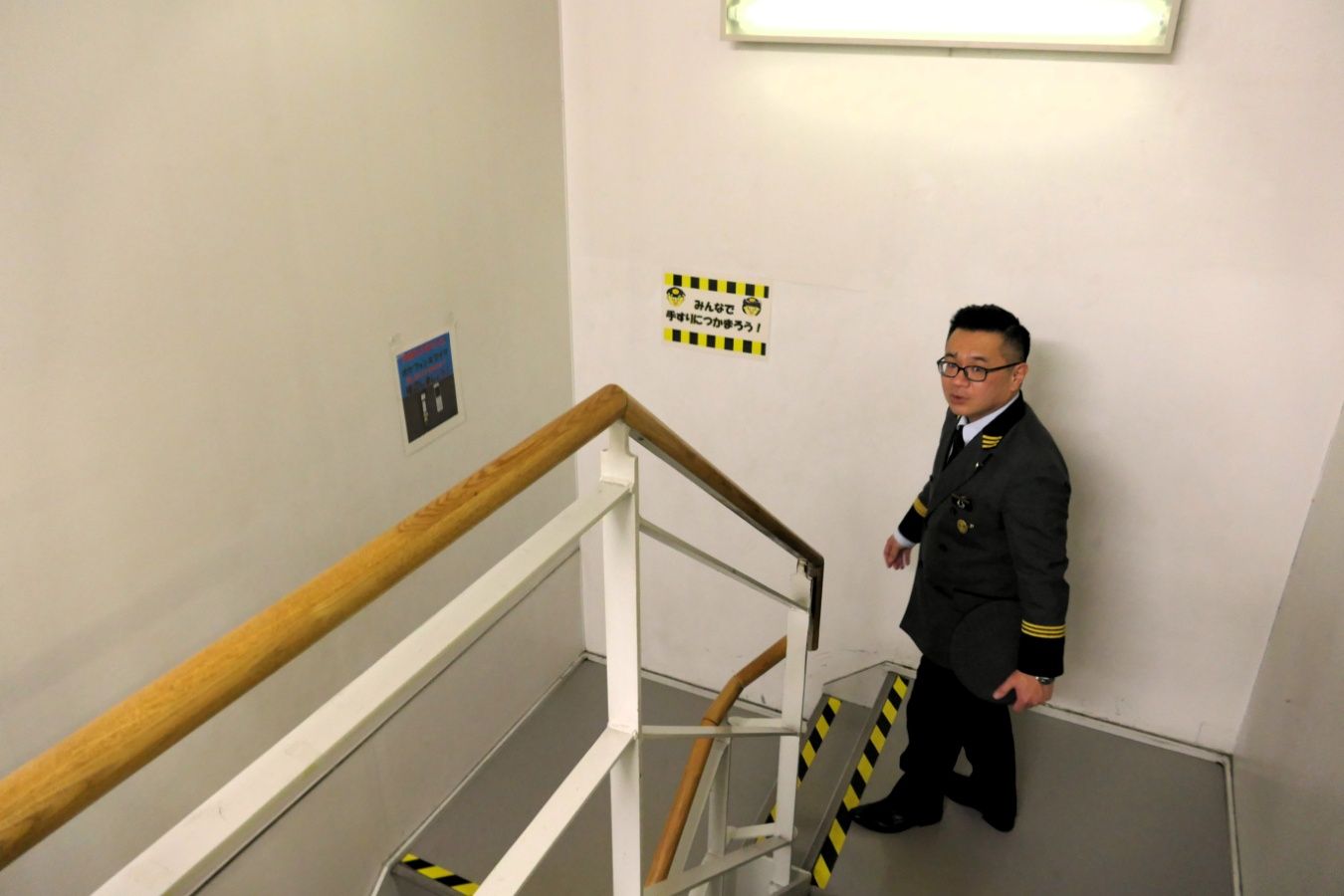 バックヤードの階段を下りる（記者撮影）