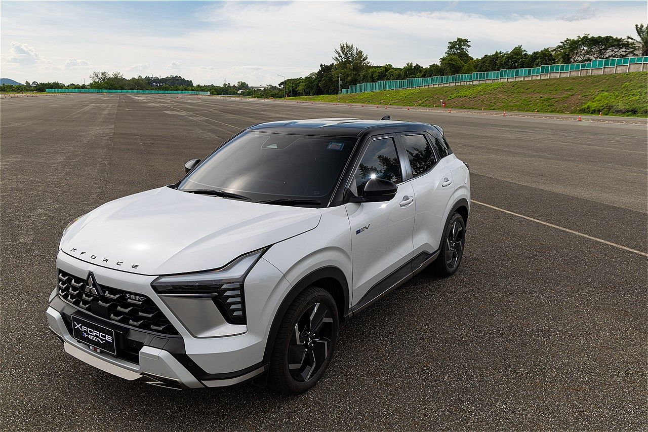 三菱の新型SUV「エクスフォースHEV」（筆者撮影）