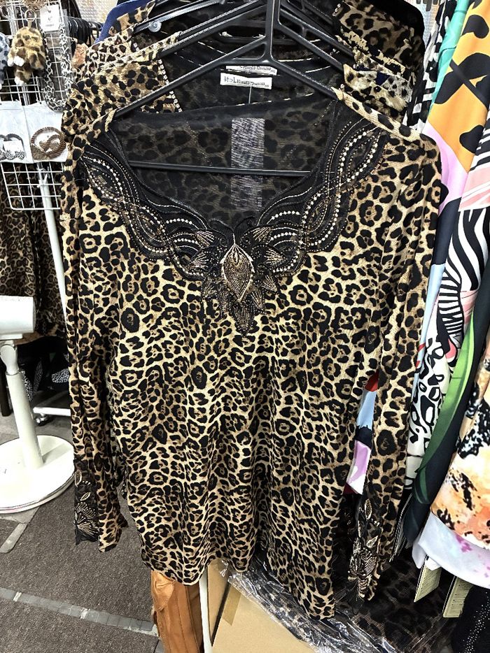 セクシーなヒョウ柄カットソー（筆者撮影）