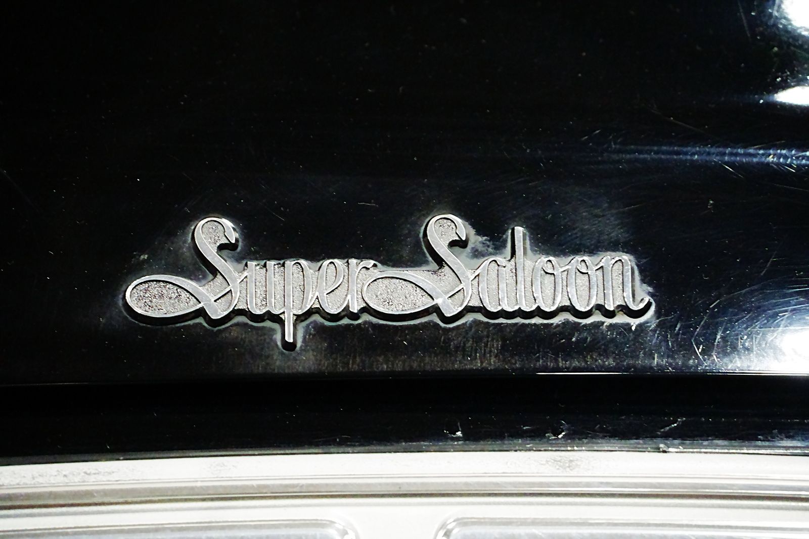 1978年式トヨタ「クラウン4ドアピラードハードトップ2000スーパーサルーンエクストラ」とオーナーの“やまだ”さん（写真：筆者撮影）