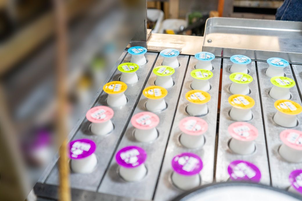 カラフルな蓋を、熱で圧着して密閉する（写真：筆者撮影）