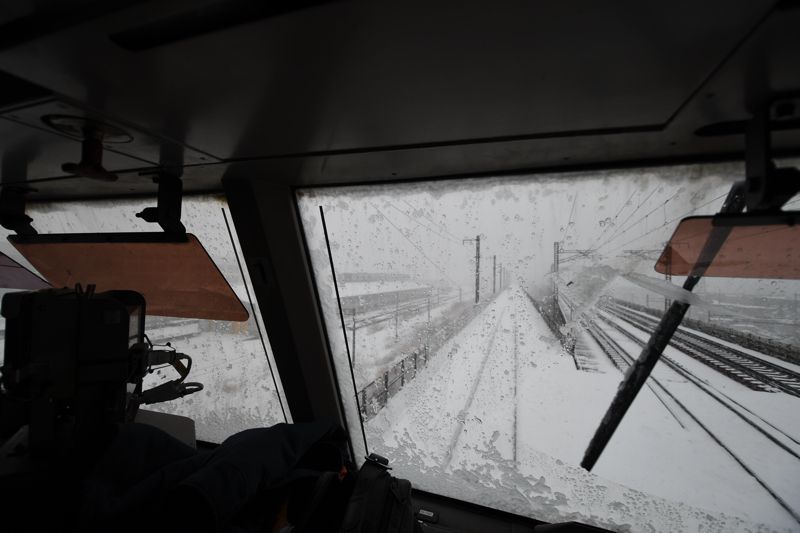 本線から左に外れて、札幌貨物ターミナル駅に向かう（記者撮影）