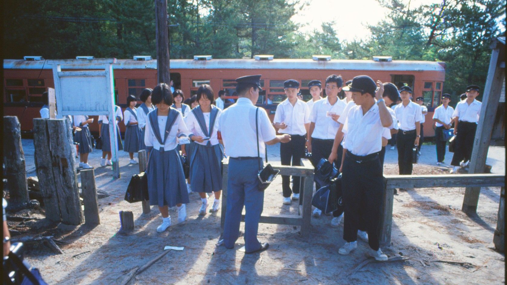 吹上浜駅の通学風景　鹿児島交通吹上浜駅　1977年8月（撮影：南正時）