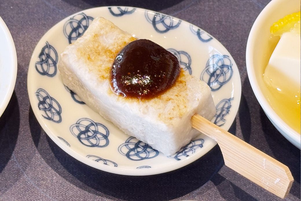 「18品の朝ごはん」里芋田楽。香ばしく焼き目をつけた里芋に、大人の味わいの田楽味噌（筆者撮影）
