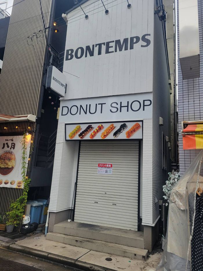 下北沢にオープンした韓国ドーナツ店は1年足らずで閉店していた。「テナント募集」の張り紙が（筆者撮影）