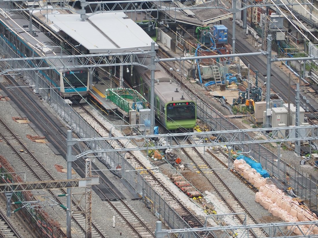 線路切り換え工事前の田町駅。左側の電車が京浜東北線南行、右が山手線外回り（記者撮影）