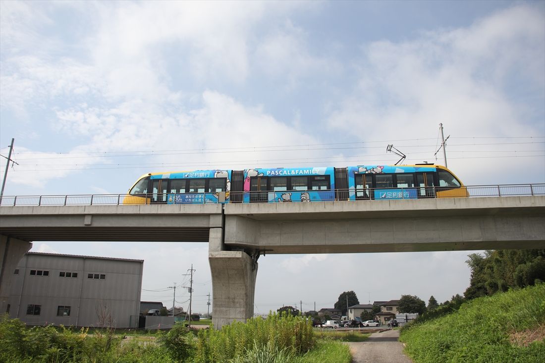 鬼怒川とその前後は道路外に軌道を敷設した専用軌道。高架橋で整備されたところもある（筆者撮影）