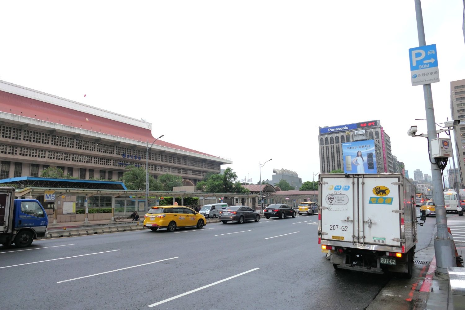 台湾を代表するターミナル台北駅。ホテルや百貨店が建ち並ぶ台北市の中心部にある（記者撮影）