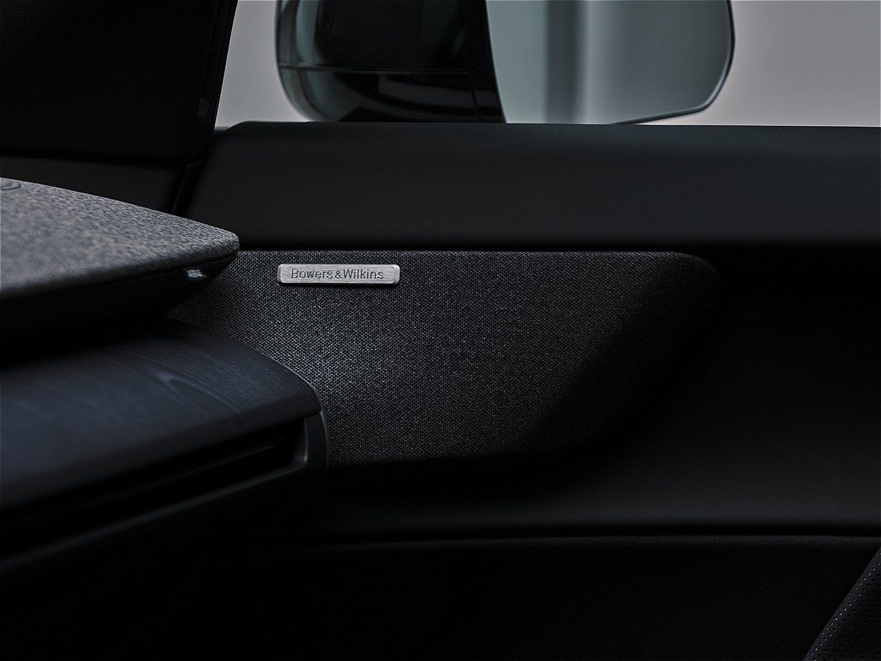 EX60と同時に発表されたボルボ「EX60クロスカントリー」（写真：ボルボ・カー・ジャパン）