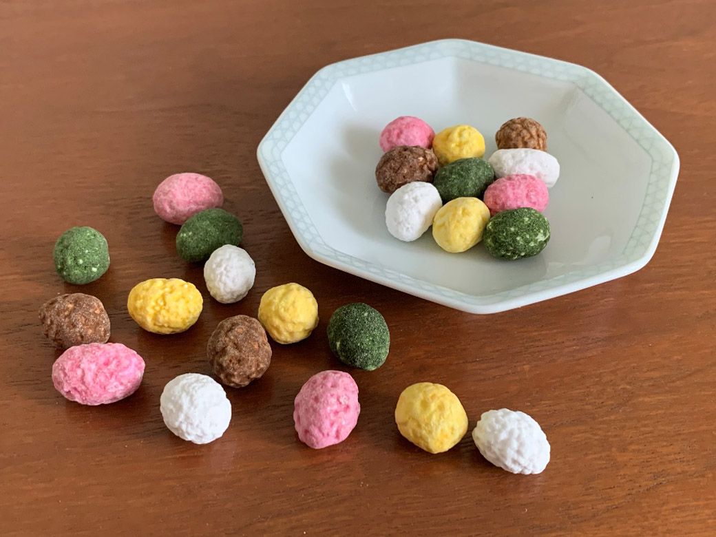 昭和40年代のジャックは、かりんとうを水あめで包み込んだ棒菓子「奉天」や、えんどう豆を5色の糖衣でくるんだ「五色豆」などを製造していた。中野さんは働く父の背中と、菓子製造の大きなドラムが回っていた風景を覚えている（写真は五色豆のイメージ）