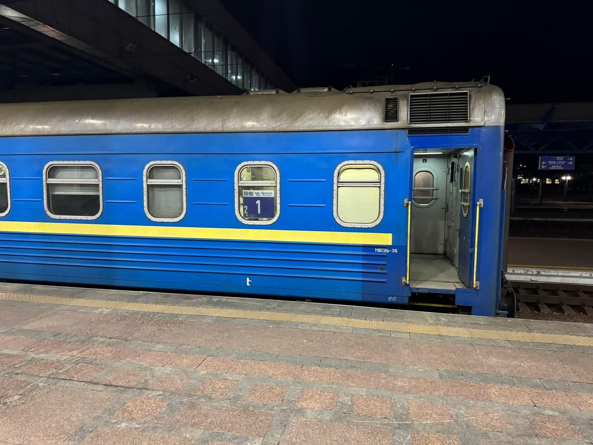 プシェミシル駅に停車するキーウ行き夜行列車（写真：原忠之）