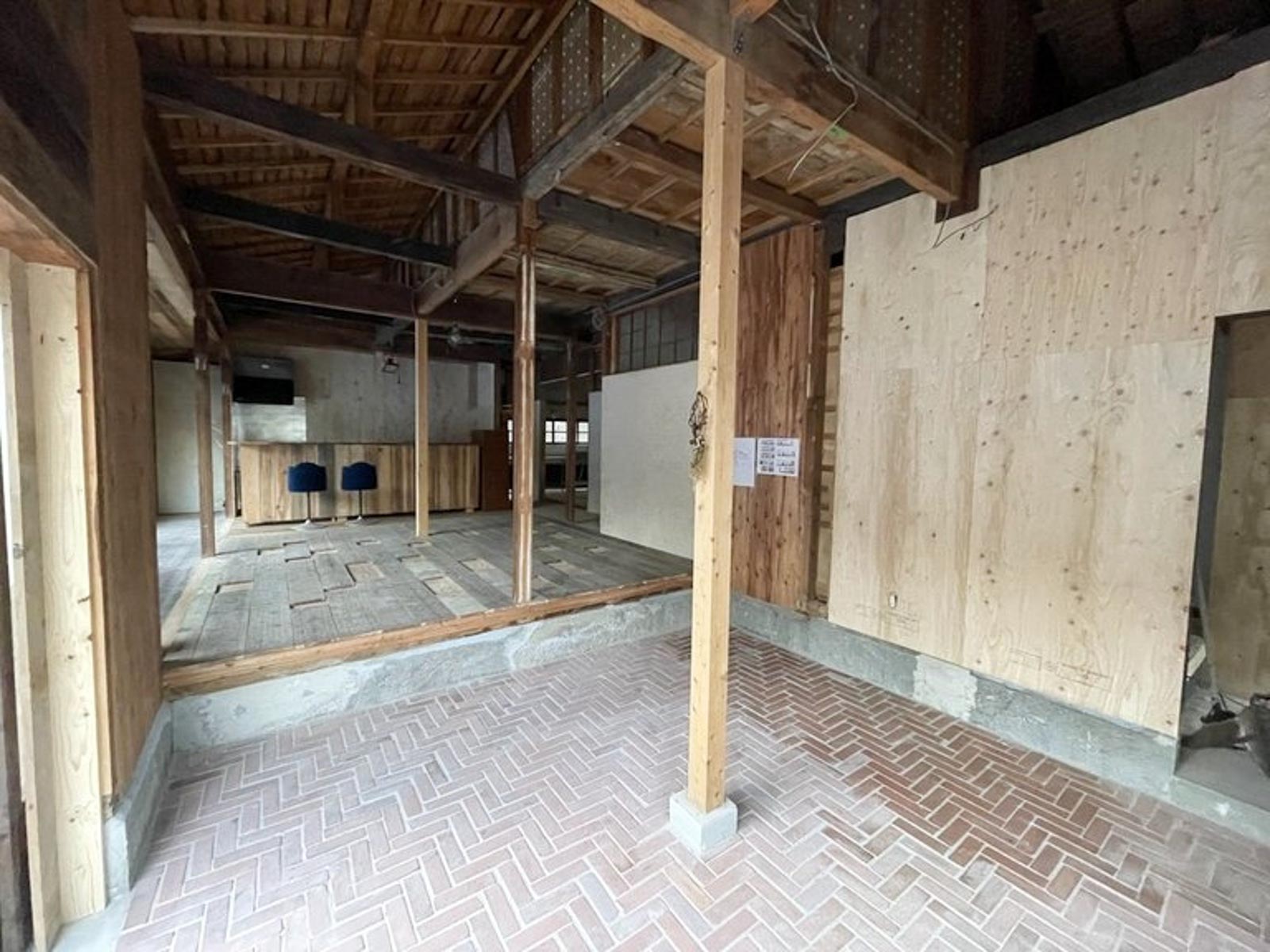 完成した土間と店舗。土間はモルタルを使わず、土の下地と珪砂で煉瓦を敷き詰めた（写真提供：山脈）