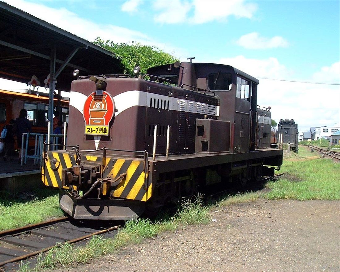ストーブ列車で知られる津軽鉄道のディーゼル機関車、DD350形（撮影：南正時）