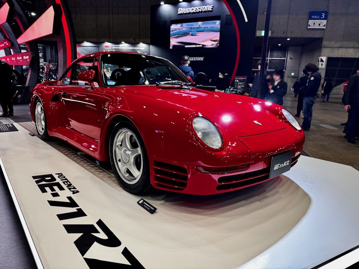 ポルシェ「959」は ブリヂストンのスポーツタイヤ「ポテンザ」の展示ブースで。「スポーツタイヤブランド「POTENZA」の進化と、足元を支えた車両」として写真のポルシェ「959」をはじめ「レヴエルト」「GT-R R35」を置いていた（写真：小川フミオ）