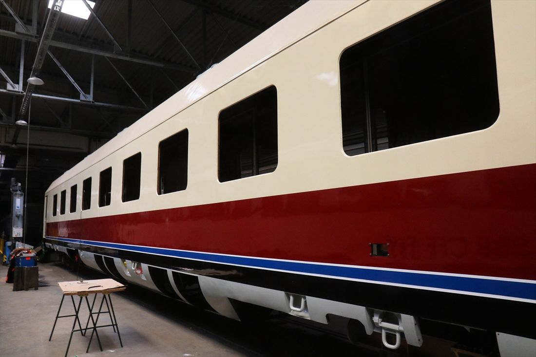 塗装が終わって内外装の組み付けが進められている中間車（撮影：橋爪智之）