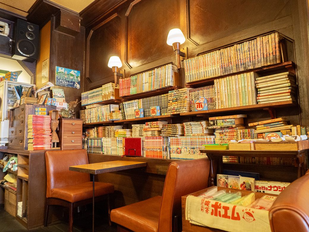 ポエム各店舗に置かれた漫画はすべて山﨑さんの私物（著者撮影）