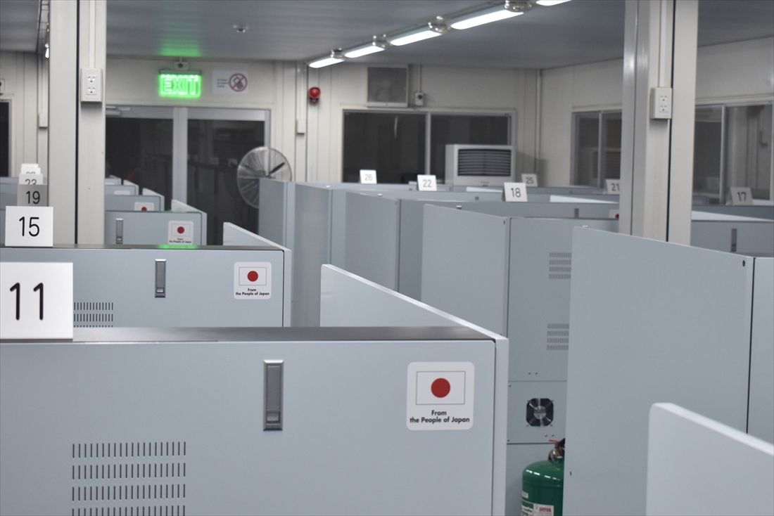 卓上型運転シミュレーターには日本の無償資金援助で導入された旨のロゴが貼られている（筆者撮影）