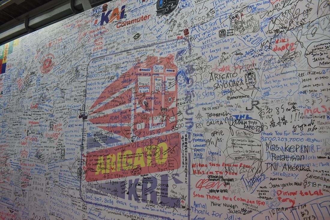 会場の寄せ書きはファンからのメッセージで埋め尽くされた（筆者撮影）