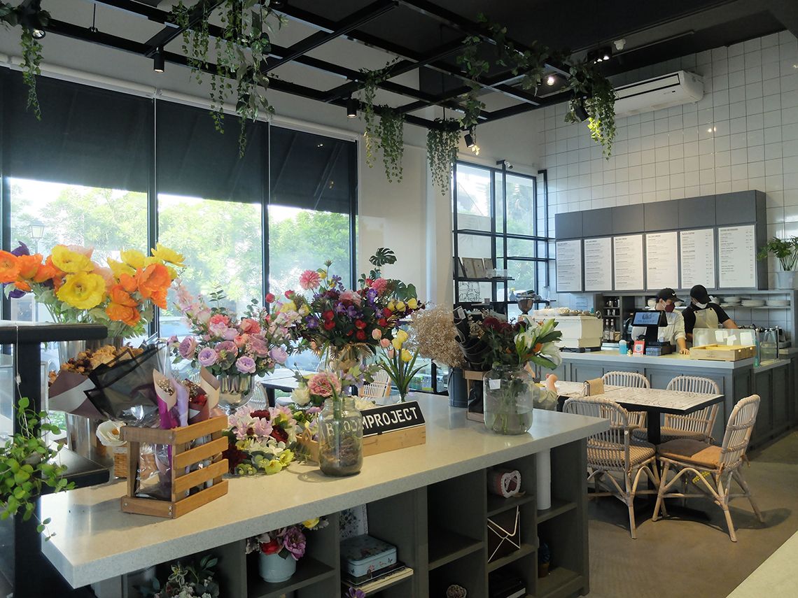 One River Sideの店内