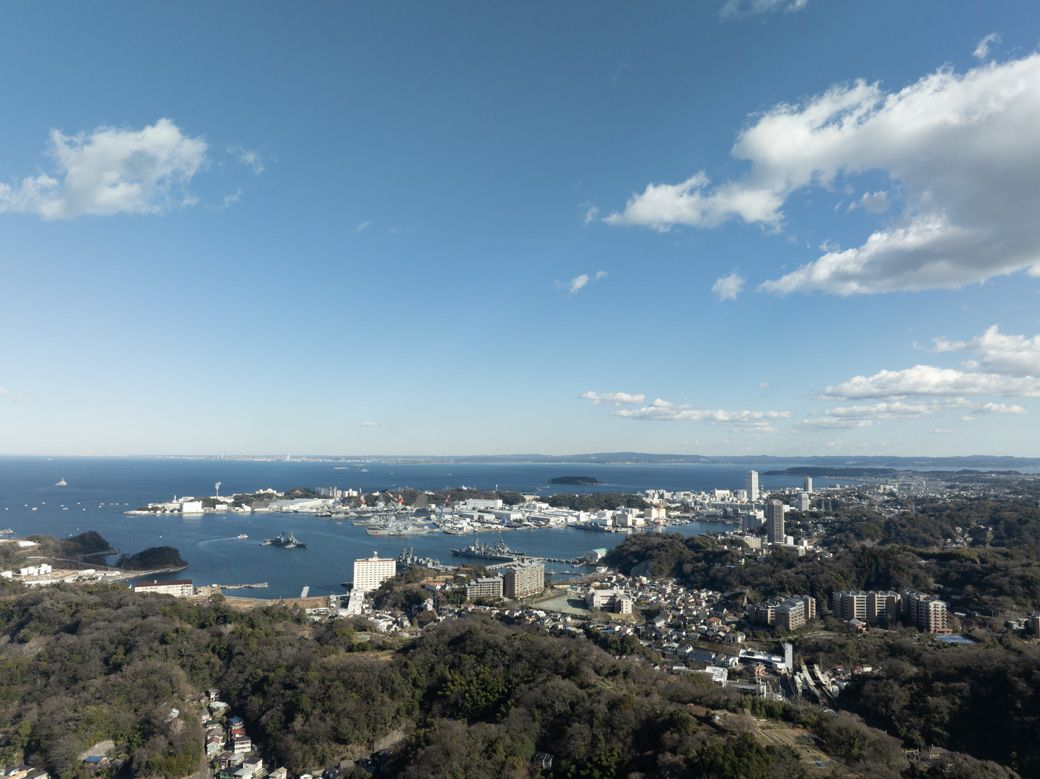 現地からの眺望。眼下に海が見えて好天の日は気持ちが良い。時には汽笛などが聞こえることも（写真：エンジョイワークス提供）