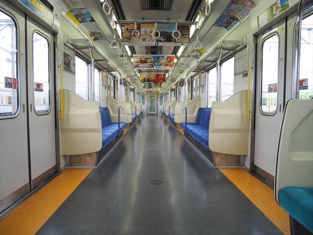 車内はリニューアルされ、近年の新車と変わらない雰囲気（記者撮影）