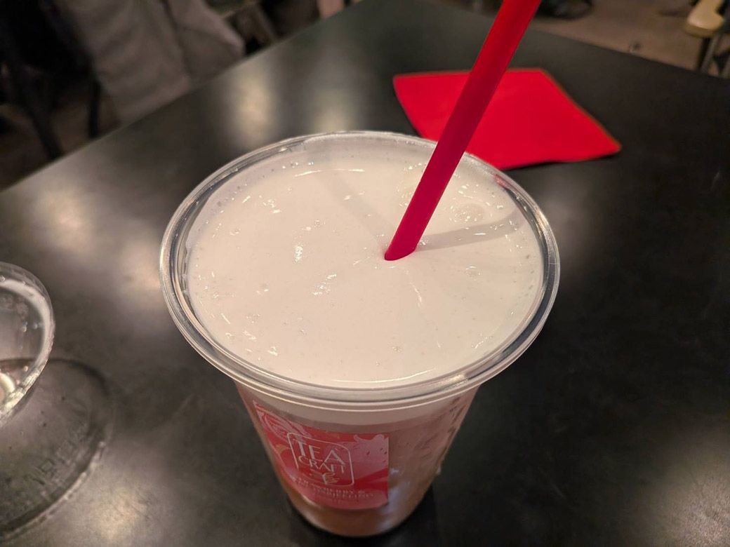 生クリームとはまたちがう、牛乳をきめ細かく泡立てたミルクフォーム（筆者撮影）