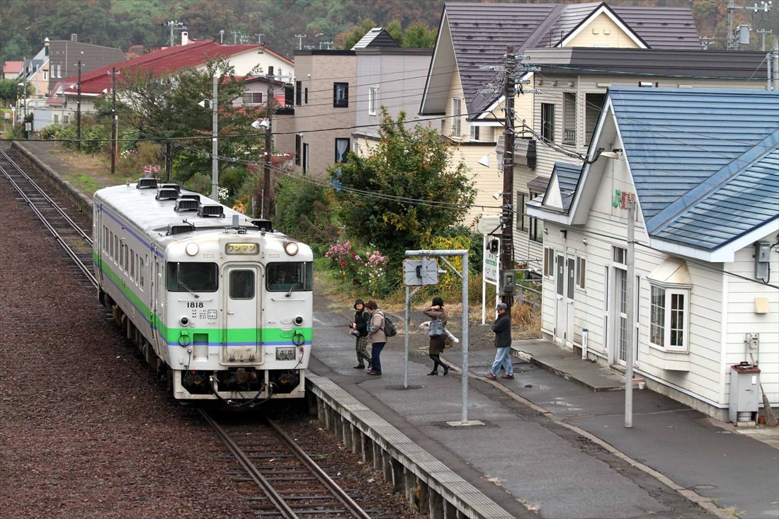 映画『男はつらいよ』にも登場した蘭島駅。キハ40形単行が到着（撮影：南正時）